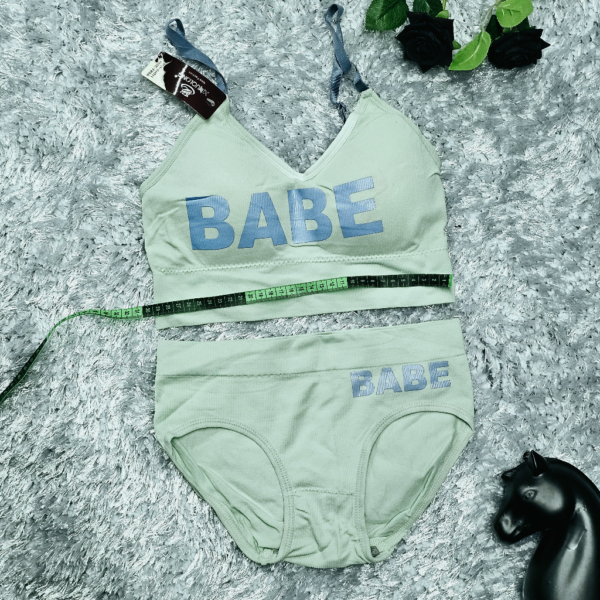 ست لباس زیر ورزشی و اسپرت زنانه نیم تنه سبز روشن با شورت اسلیپ طرح BABE