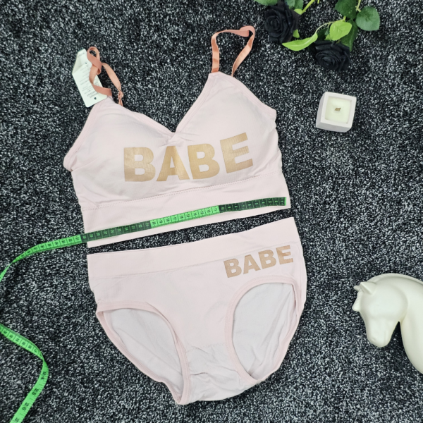 ست لباس زیر ورزشی و اسپرت زنانه نیم تنه صورتی روشن با شورت اسلیپ طرح BABE