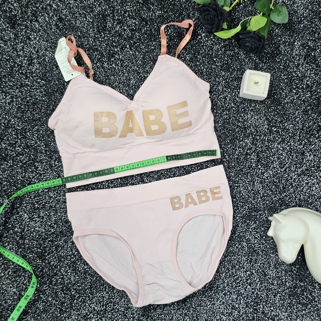 ست لباس زیر ورزشی و اسپرت زنانه نیم تنه صورتی روشن با شورت اسلیپ طرح BABE