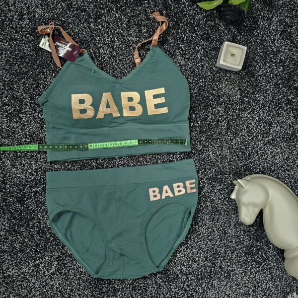 ست لباس زیر ورزشی و اسپرت زنانه نیم تنه سبز با شورت اسلیپ طرح BABE