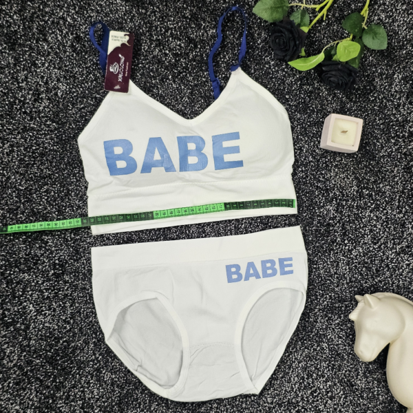 ست لباس زیر ورزشی و اسپرت زنانه نیم تنه سفید با شورت اسلیپ طرح BABE
