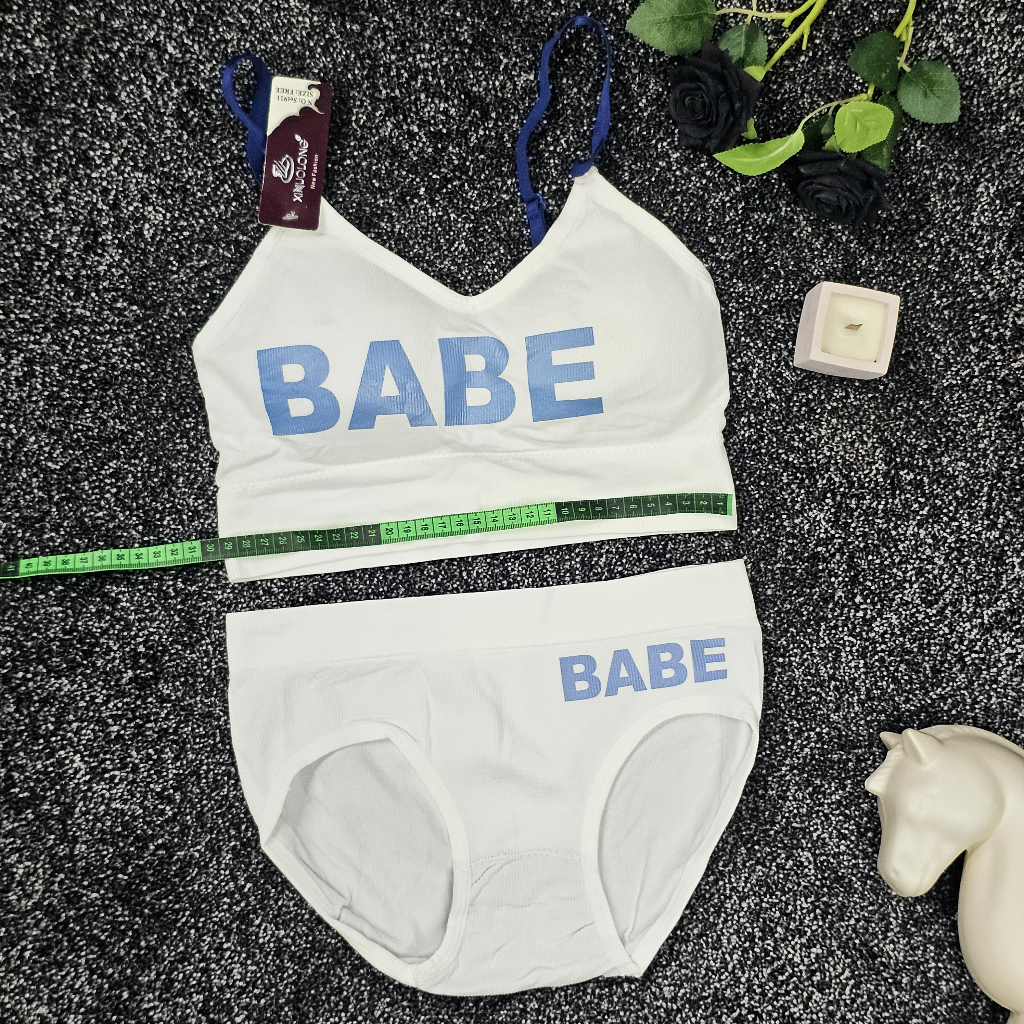 ست لباس زیر ورزشی و اسپرت زنانه نیم تنه سفید با شورت اسلیپ طرح BABE